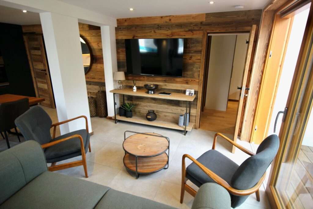 Apartment Le Petit – lounge Apartment Le Petit open plan lounge with TV, modern seating and wooden interiors in central Morzine