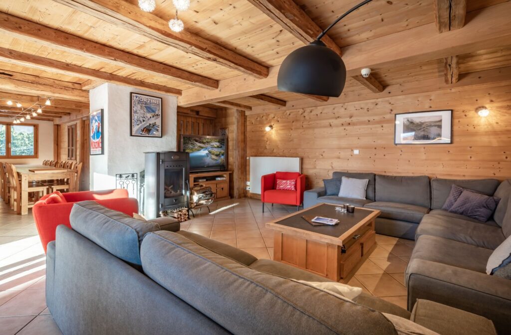 Atelier Lounge Atelier chalet lounge with wooden interior, large corner sofa and cosy fireplace