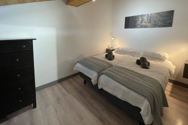 Top floor: Twin/double ensuite room with bath and integrated shower. Room for a cot.