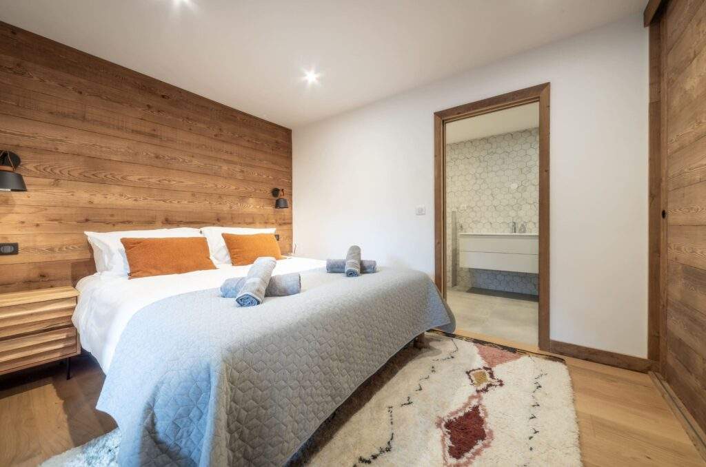 Room 1 and ensuite Chalet Meuniers- Bedroom 1 and ensuite