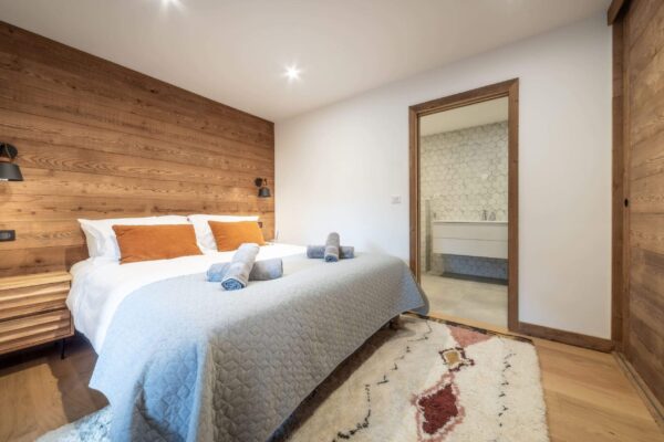 Chalet Meuniers- Bedroom 1 and ensuite