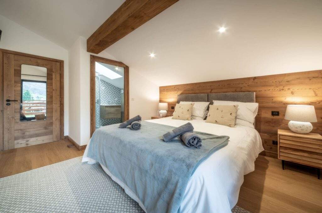 Room 6 Chalet Meuniers- Bedroom 2 and ensuite