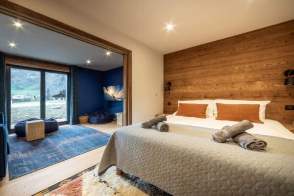 Lower floor: Twin/ double ensuite room with bath& shower WC + sofa bed and room for a cot.