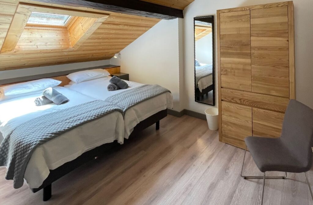 Chalet Ibex – Bedroom 3 Chalet Ibex attic twin bedroom with skylight and wooden decor