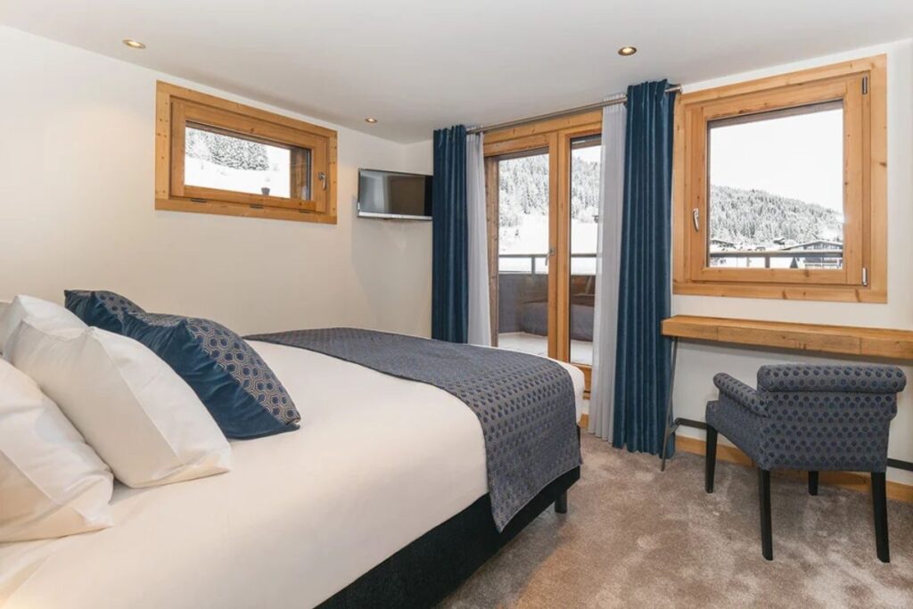 Room 2 Colibri Penthouse Bedroom 2 with twin/double setup, balcony and mountain views