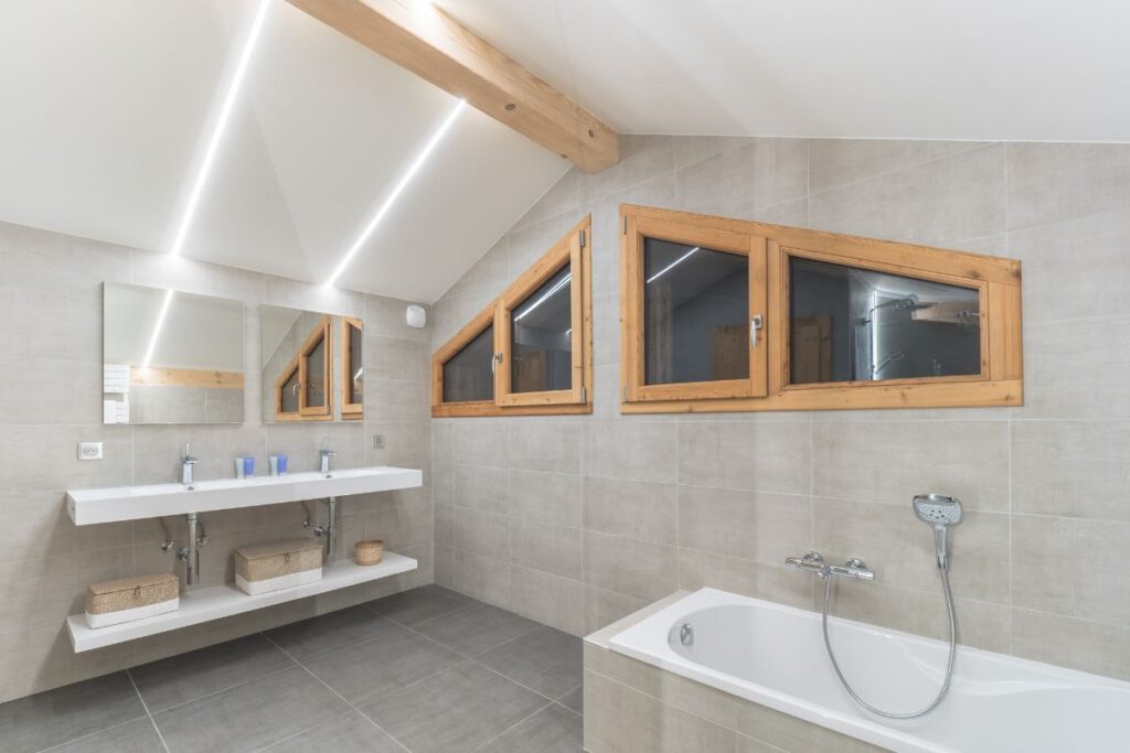 Colibri Penthouse upstairs bathroom Bathroom in the eaves of Colibri Penthouse