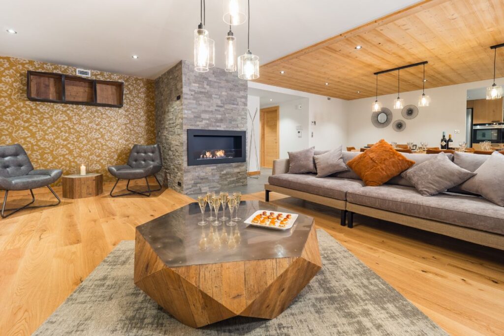 Colibri Uno – open plan lounge Colibri Uno open plan lounge with modern fireplace, wooden ceiling, and spacious seating area