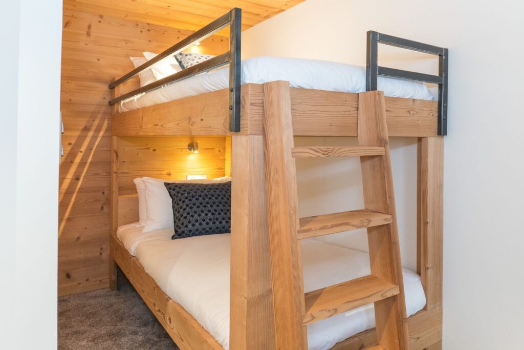 Room 2.1 Colibri Uno bunk room with wooden bunk beds and divider wall
