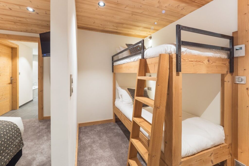Room 3.1 Colibri Uno bunk room with wooden bunk beds and ensuite