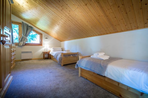 Top floor: Twin bedroom. Space for cot. Shared WC with bath and integrated shower.