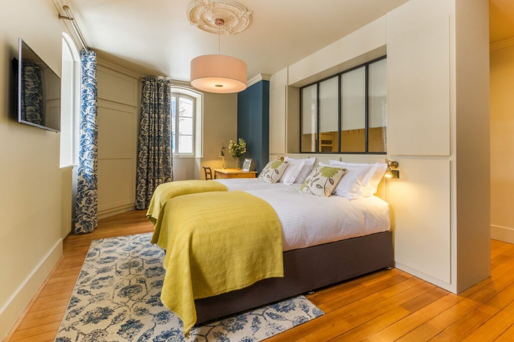 Room 2 Room 2 at Le Manoir Morzine – spacious twin or double bedroom with ensuite and bunk beds