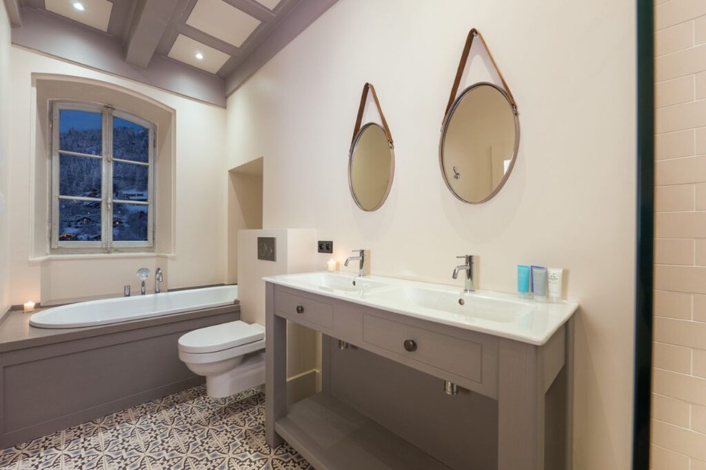 Le Manoir ensuite bathroom Ensuite bathroom with bath classically decorated at the Manoir Morzine