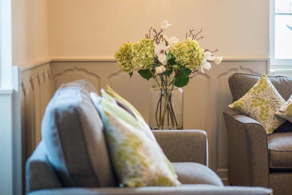 Le Manoir second sitting room Second sitting room detail with sofas and flowers at the Manoir Morzine