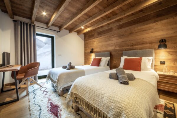 First Floor: Twin/double beds. Ensuite WC and bath