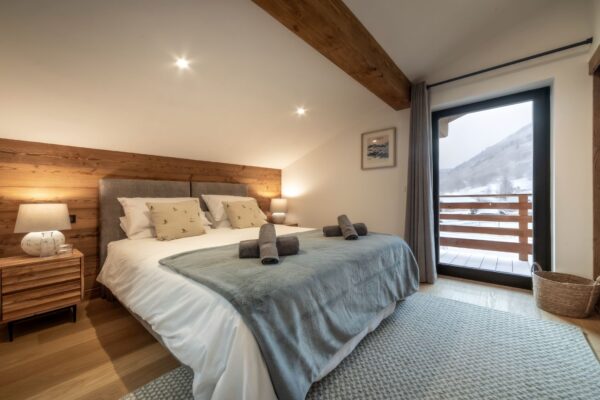 Top Floor: Twin/double beds. Ensuite WC and shower