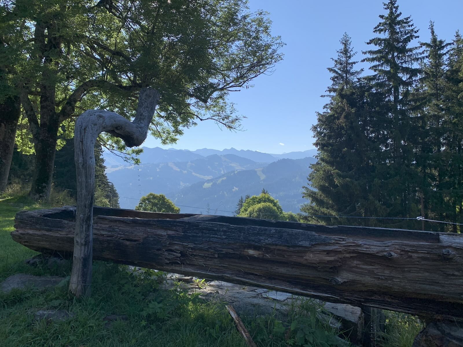 Walking guide to Mont Caly