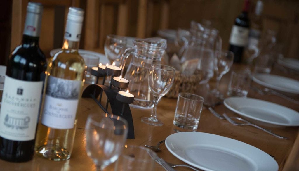 grand-sapin-ski-chalet-dining-table-morzine Grand Sapin Ski Chalet“Elegant dining table at Grand Sapin Ski Chalet in Morzine – wine, glasses, and dinner setting